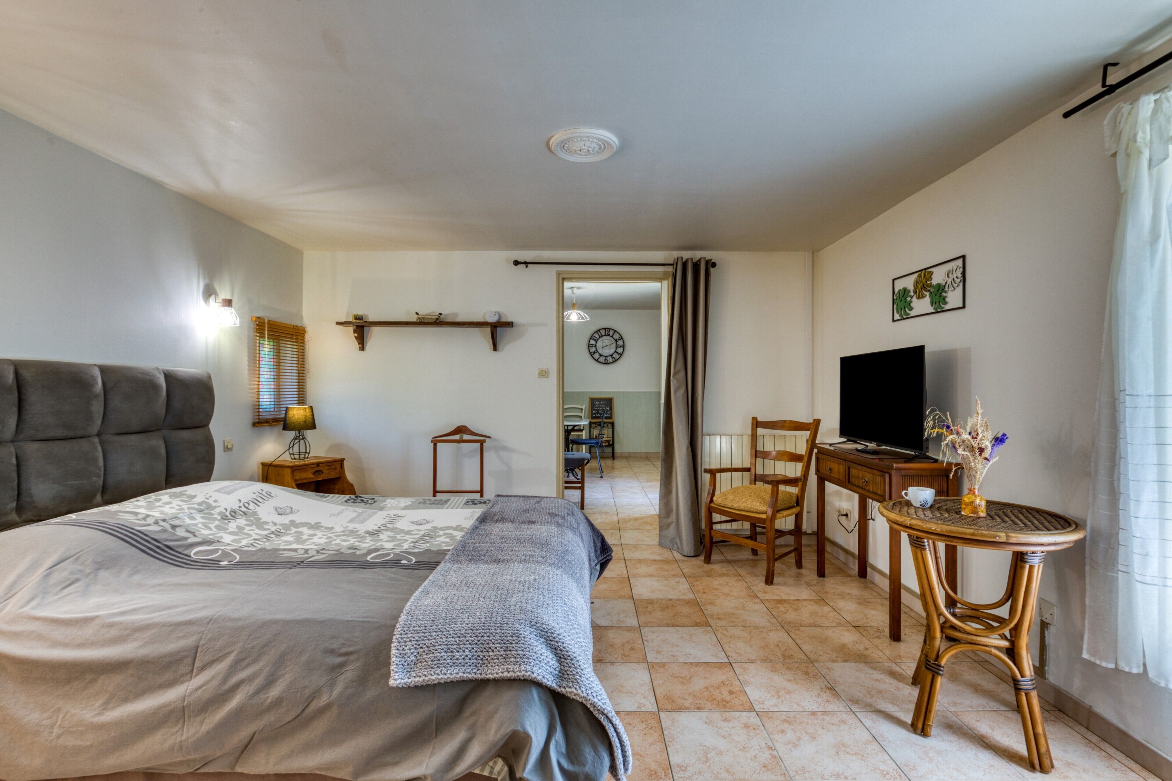 1 slaapkamer, een strijkplank/strijkijzer, wifi, beddengoed