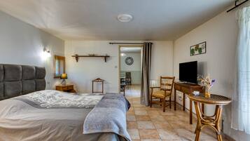 1 slaapkamer, een strijkplank/strijkijzer, wifi, beddengoed