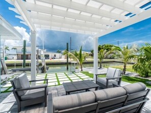 Terrace/patio - Island charm meets waterfront adventure! Private dock on a deep-water canal with quick Gulf access (Englewood)