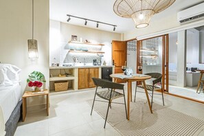 Appartement, balcon, vue sur la piscine | Aire de séjour | Téléviseur à écran plat de 55 po avec télévision numérique
