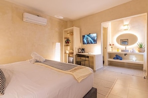 Deluxe Double Room | Minibar, individually decorated, individually furnished