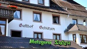 Um edifício com a inscrição 'Galthof Schützen' e 'Metzgerei SPATH' na fachada.