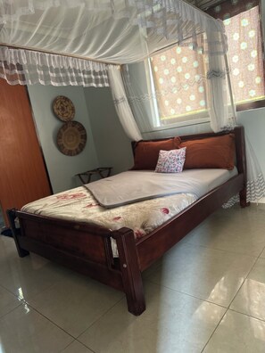 Basic Double Room | Desk, free WiFi - MISSIONS CAFE & GUESTHOUSE  (Arua)