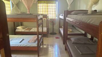 Felles sovesal – basic, kun for menn | Skrivebord og wi-fi (inkludert)