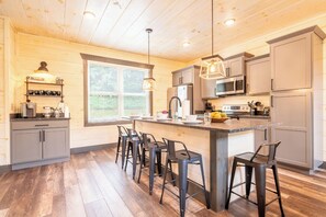 ثلاجة، ميكروويف، فرن، موقد طهي مسطح