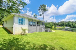 Exterior - Point Of View by Lake Martin Vibe w/400+ft of waterfront & sleeps 10! (Dadeville)