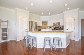 Kjøleskap, mikrobølgeovn, ovn og kokeplater