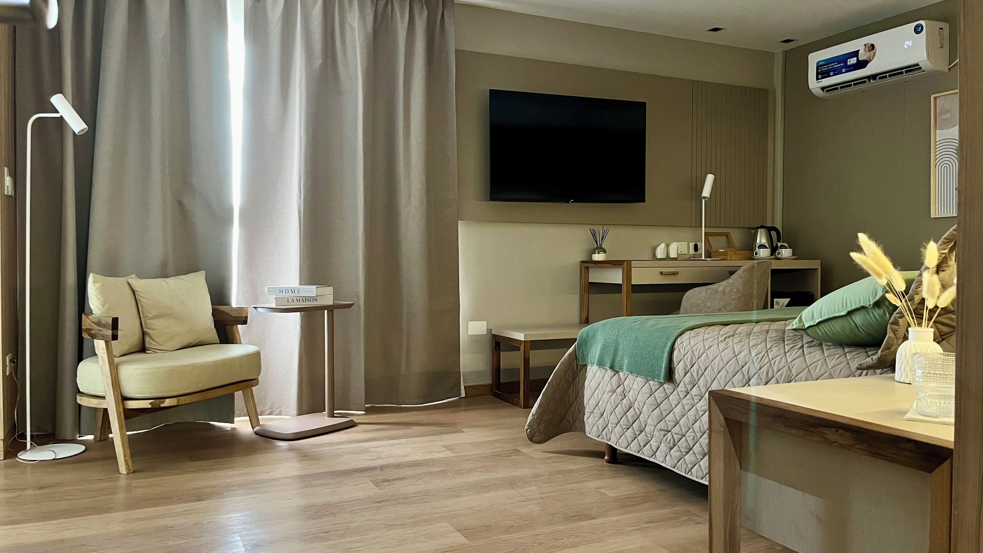 小型开间套房 | 客房内保险箱、办公桌、免费 WiFi