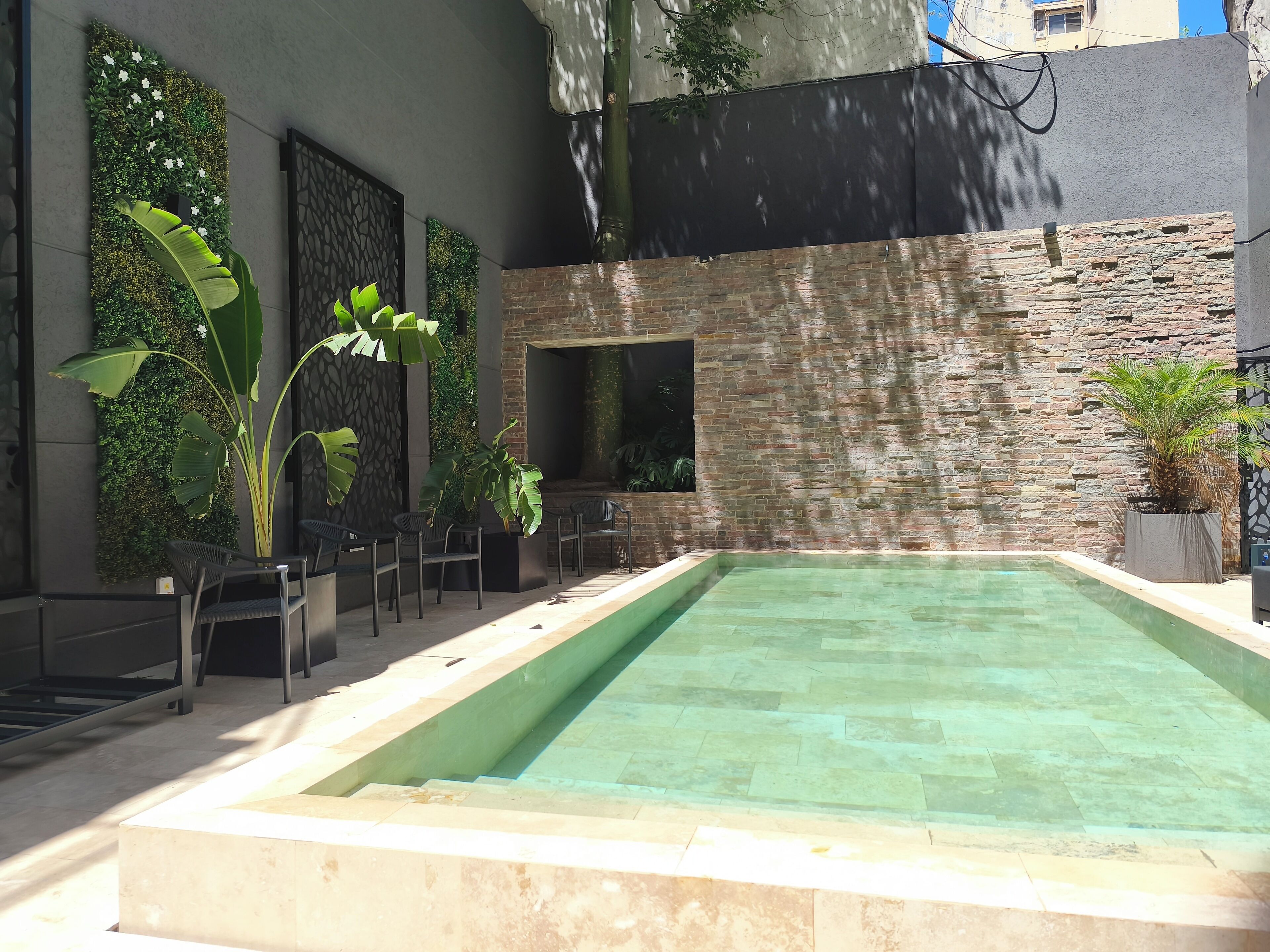 Una piscina al aire libre de temporada