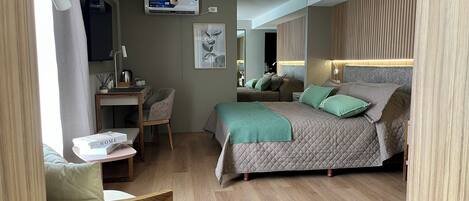 Studiosuite – junior | Safe på rommet, skrivebord og wi-fi (inkludert)