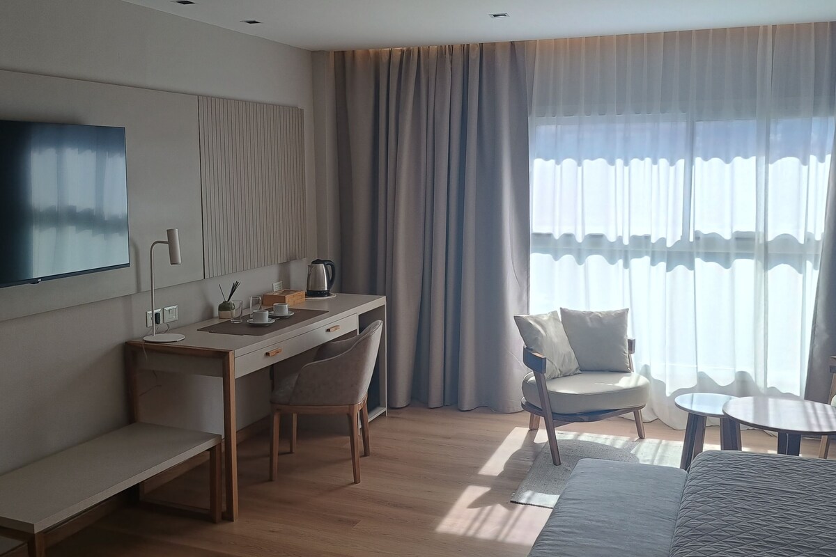 Deluxe Studio Suite | In-room safe, desk, cribs (free), WiFi (free)