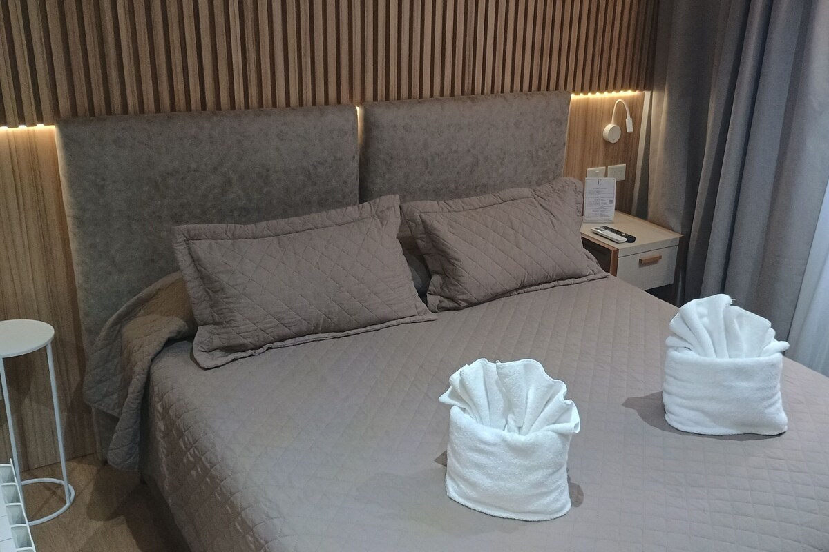 Studio | In-room safe, desk, cribs (free), WiFi (free)