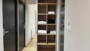 Caja de seguridad en la habitación, escritorio y wifi gratis