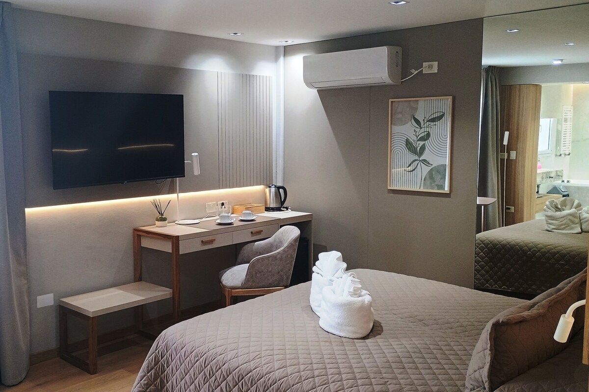 Junior Studio Suite | In-room safe, desk, cribs (free), WiFi (free)