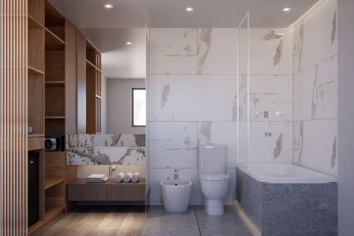 Combined shower/tub, towels, soap, shampoo