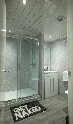 Shower, hair dryer, towels, soap - Double Story 2-Bedroom Suite In Rochdale (Rochdale)