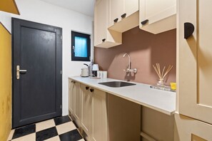 House (6 Bedrooms) | Interior