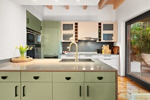 House (6 Bedrooms) | Interior