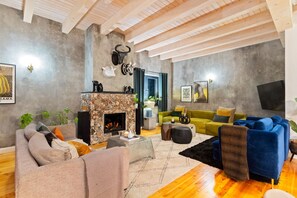House (6 Bedrooms) | Interior