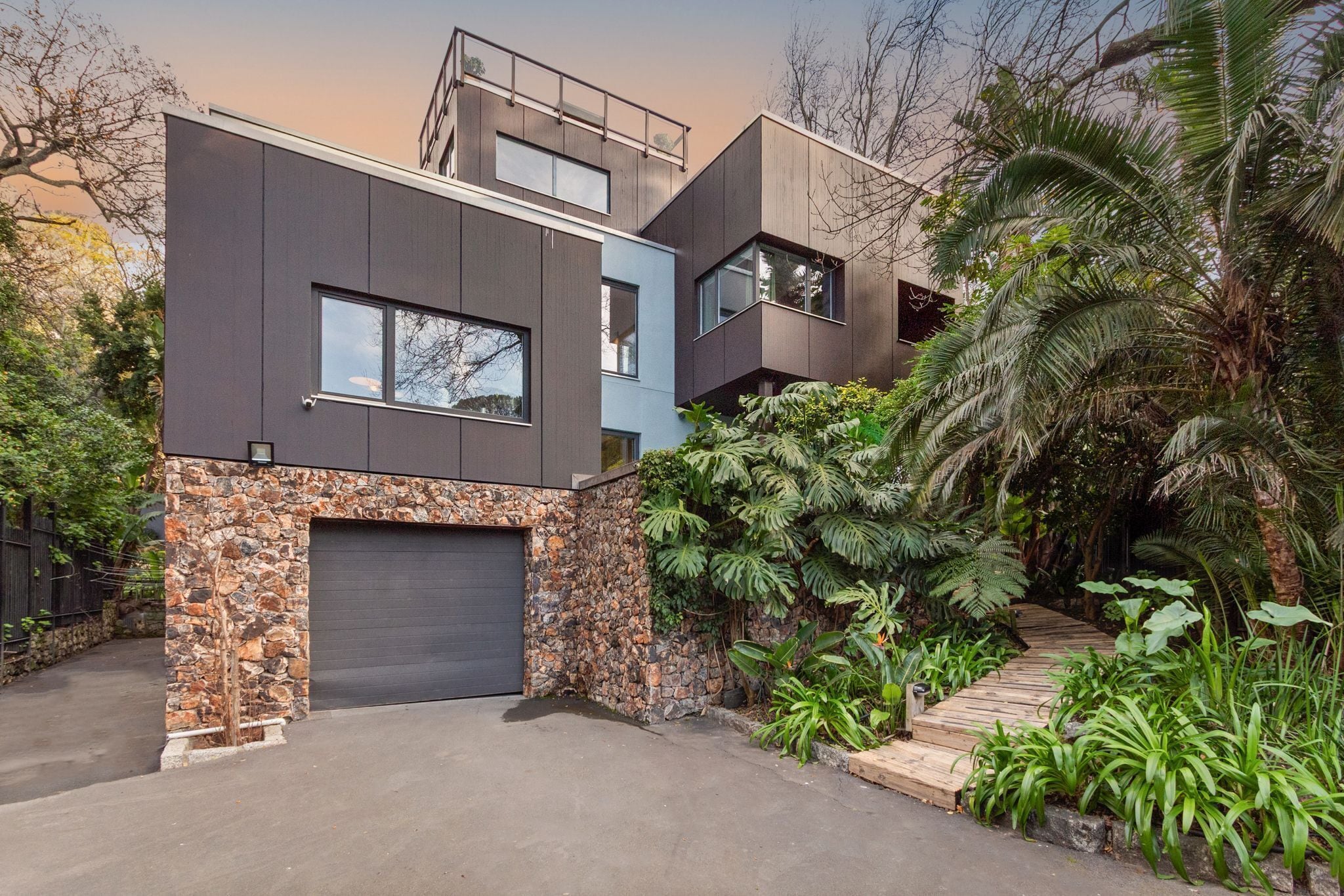 House (5 Bedrooms) | Front of property