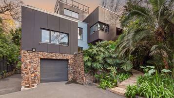 House (6 Bedrooms) | Front of property