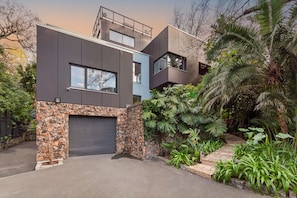 House (6 Bedrooms) | Front of property