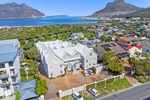 A large, modern house with multiple bedrooms and a spacious outdoor area. - Summerville Beach Loft (Cape Town)