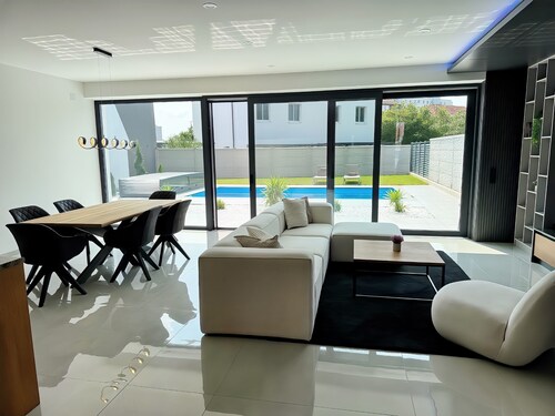 Luxury house with pool & garden - perfect for families & friends