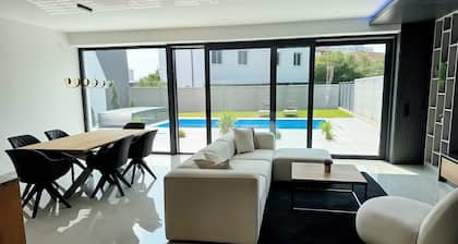 Luxury house with pool & garden - perfect for families & friends