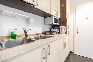 ميكروويف، فرن، موقد طهي مسطح، ماكينة لصنع القهوة/الشاي