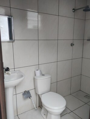 Regadera, jabón, papel de baño