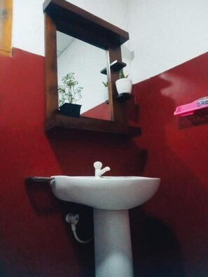 Basic Double Room, Balcony, Lake View | Bathroom | Free toiletries, towels, soap, shampoo