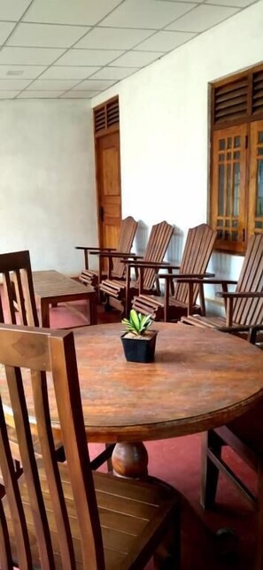 Basic Double Room, Balcony, Lake View | Living area