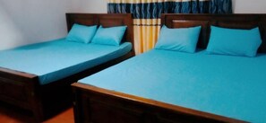 Phòng đôi cơ bản, ban công, quang cảnh hồ | Bàn
