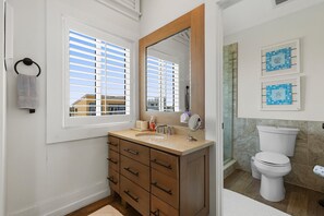 Bathroom - Dolphin House (New Smyrna Beach)
