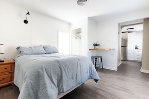 1 bedroom, desk, free WiFi, bed sheets