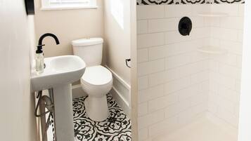 Douche, serviettes fournies, savon, shampoing
