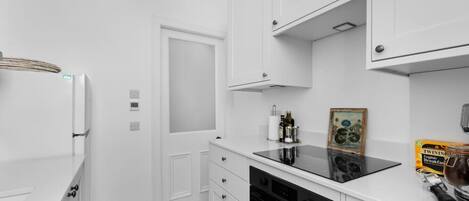 Geladeira, micro-ondas, fogão, cooktop