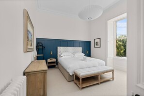 Skrivebord, strykejern/-brett, wi-fi (inkludert) og sengetøy