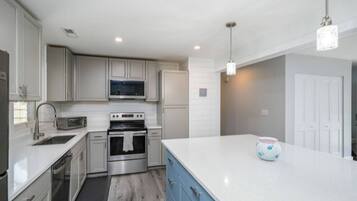 Réfrigérateur, four à micro-ondes, un four, surface de cuisson