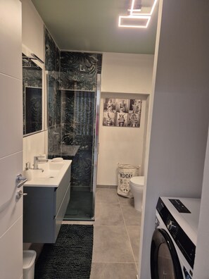 Shower, bidet, towels
