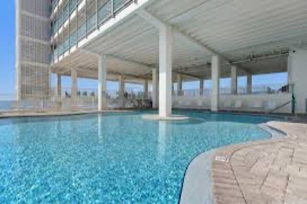 Una piscina al aire libre