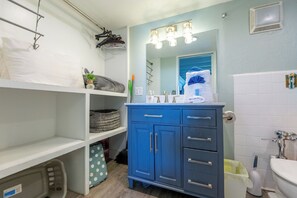 Secador de pelo, toallas, jabón, shampoo