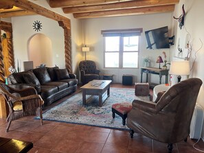 Smart-TV, peis, bøker og musikkbibliotek