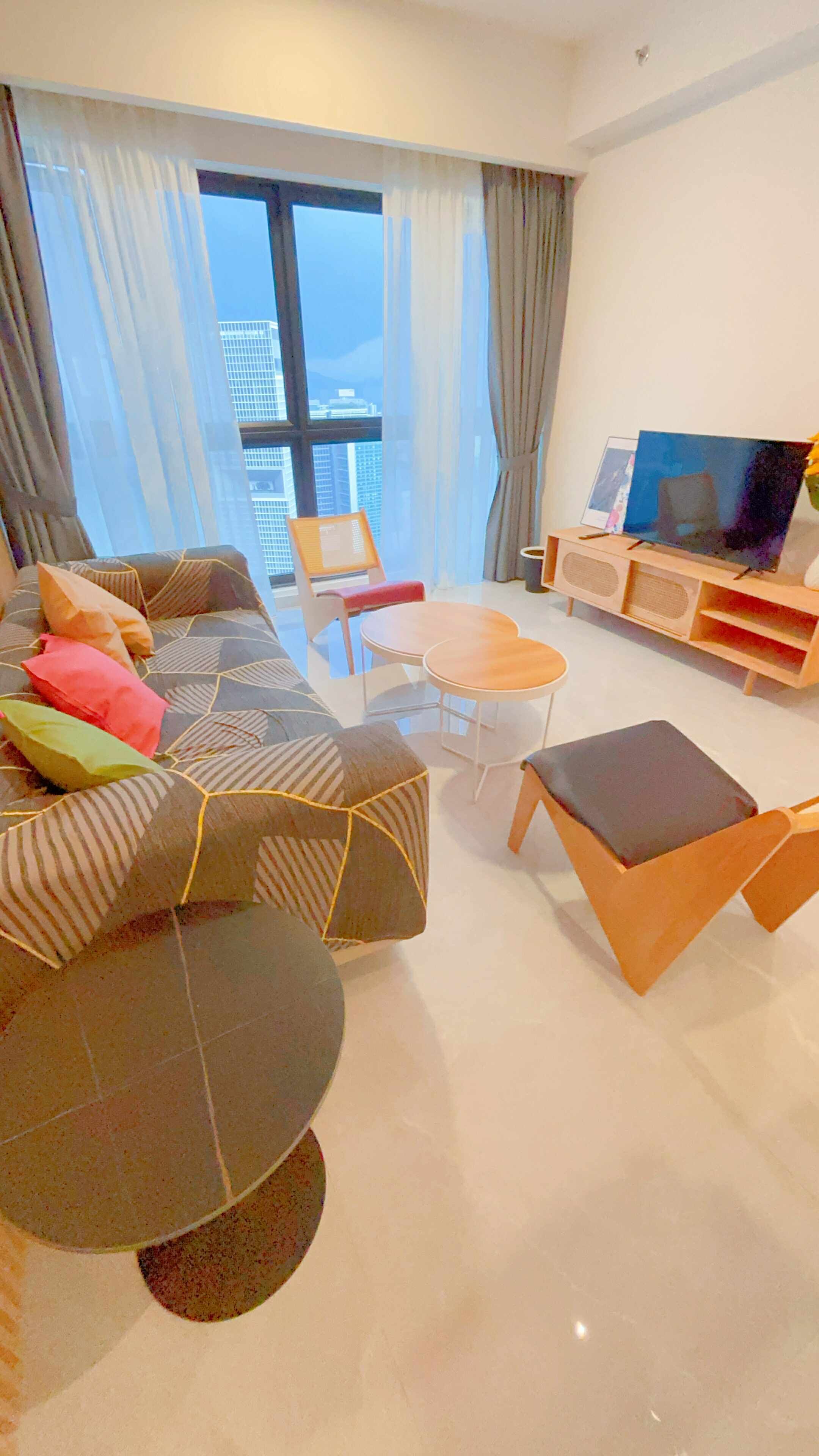 Deluxe Apartment, City View | Living room | 40-inch flat-screen TV with digital channels, Netflix
