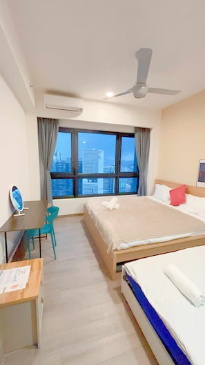 Apartamento Deluxe, vistas a la ciudad | Minibar con artículos gratuitos y cortinas opacas