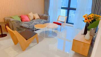 Deluxe Apartment, City View | Living room | 40-inch flat-screen TV with digital channels, Netflix