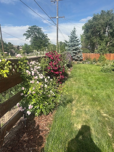 Brilliant 4-bedroom house with AC in Arvada! Family and Pet friendly,
