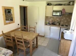 Fridge, microwave, oven, stovetop - Ski In-Out Courchevel 1650 Apartment with Mountain View, Balcony and Wi-Fi (Courchevel)