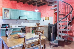 Frigorífico, horno, placa de cocina y utensilios de cocina